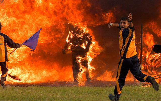 印度军队玩火自焚:军官骑摩托冲进火海,被烧成火球后紧急送医