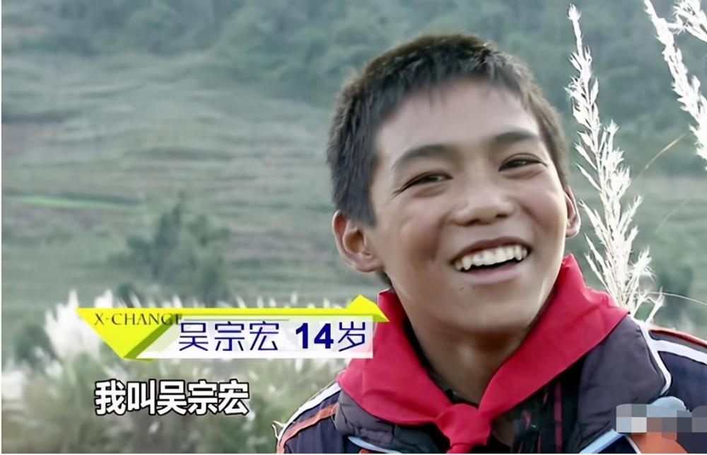 最孝顺农村妹妹成网红,用名牌化浓妆,是 变形计>"害"了她?