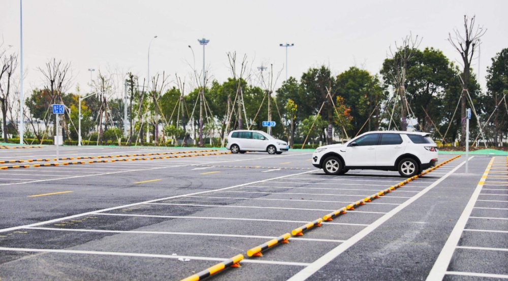 通過觀察掌握好合適的距離,當車縱向和停車位平行的時候,就可以把車停