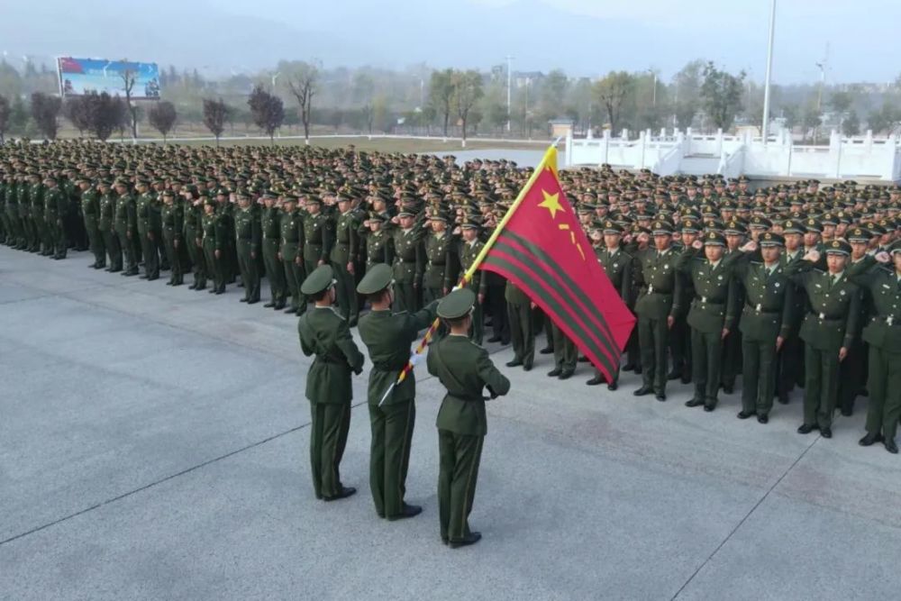 凛冽秋风中,学员迎军旗,向军旗敬礼.