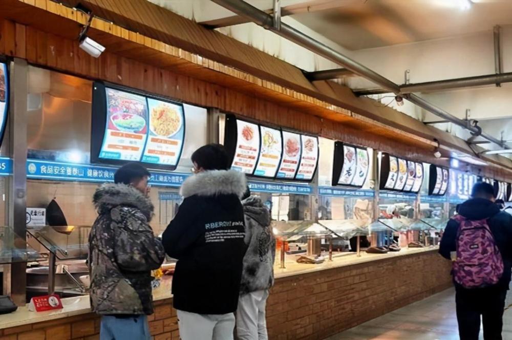 宁夏一高校食堂后厨"用炒菜锅涮拖把",边涮边拖地,真的假的?_腾讯新闻