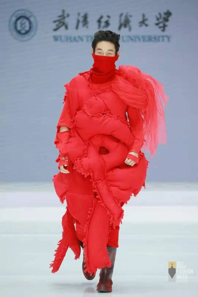 瑞可莳闭幕式颁奖2020武汉时装周十佳模特:郑凯(左一,董成伟(左三)