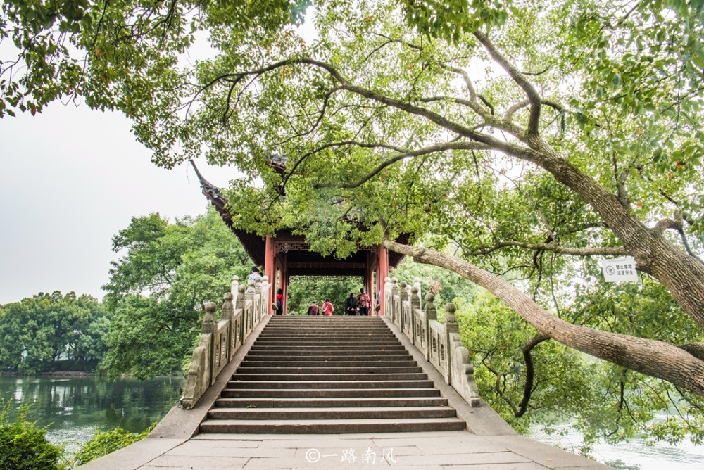 麴院風荷連接蘇堤的堤圍中間有一條玉帶橋,是西湖眾多橋樑中名氣較大