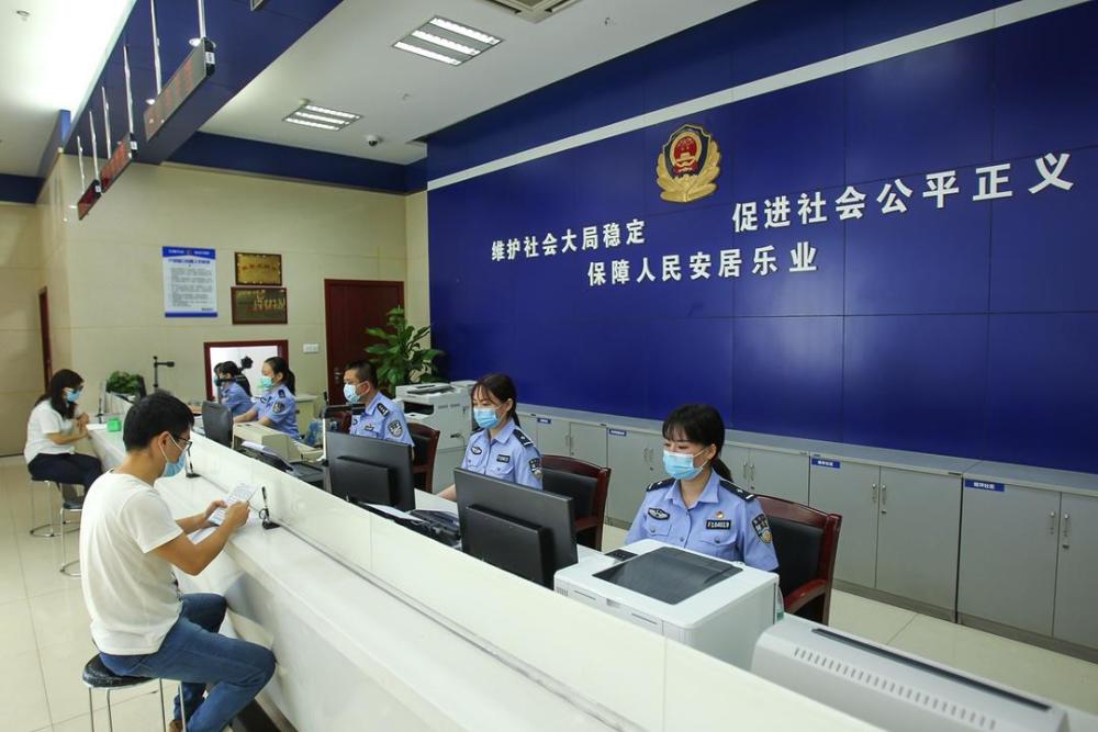 近日,重庆市江北区公安分局人口管理支队就在"一站式"办理的首日,顺利
