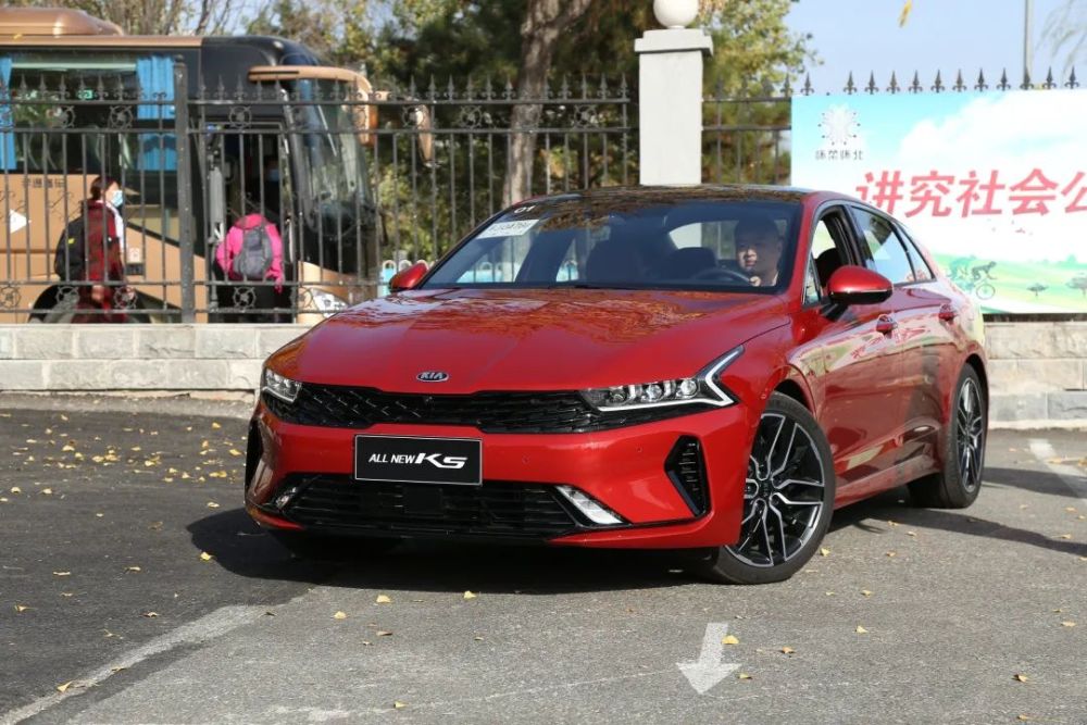 年轻无罪试驾起亚k5凯酷