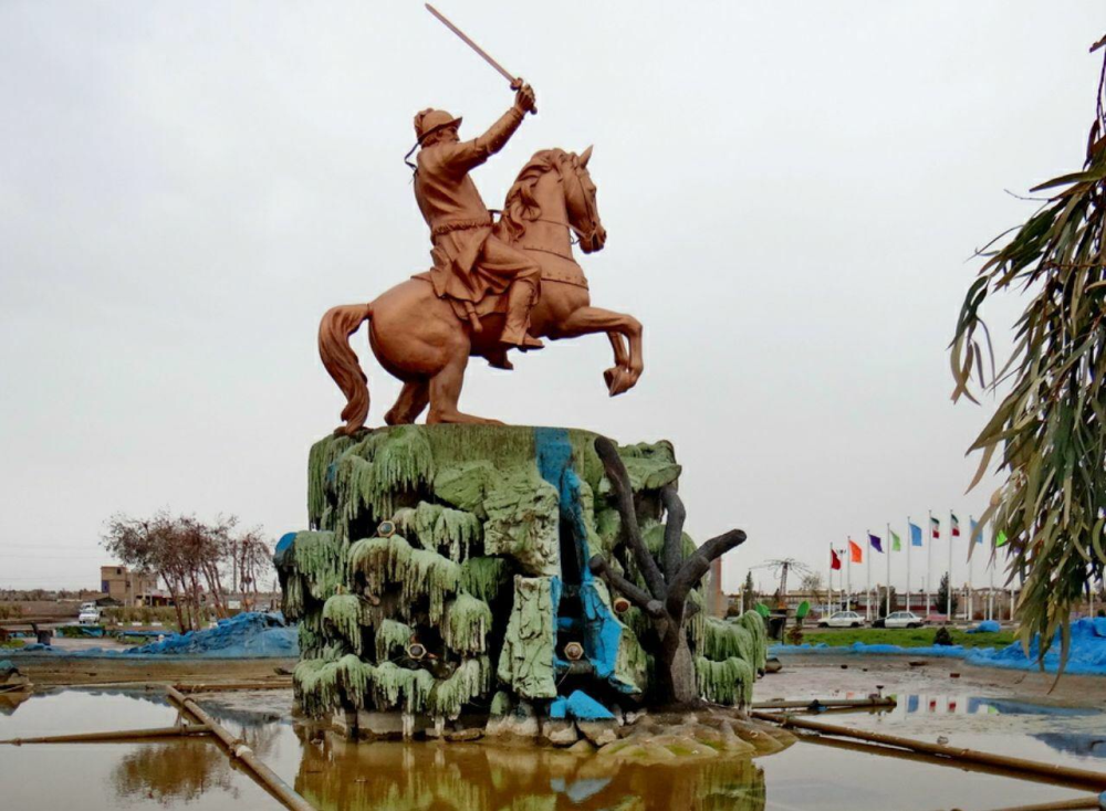 来到扎兰季城后,叶尔孤白子承父业成为了一名铜匠,而他的兄弟们也都