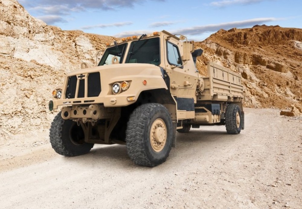 标准斯太尔风格的fmtv中型战术卡车 18年新款成了美式猪鼻长头车