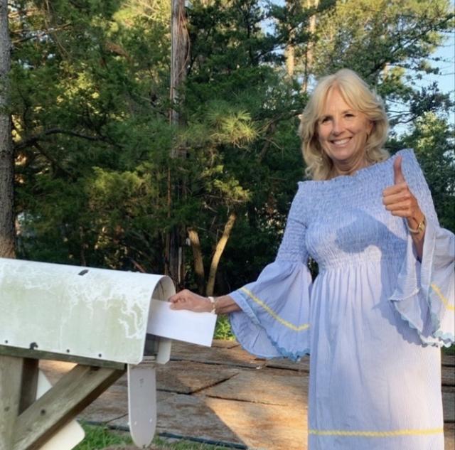 拜登二婚老婆真时髦!顶"鸡窝头"神似法国夫人,穿衣高级太多变