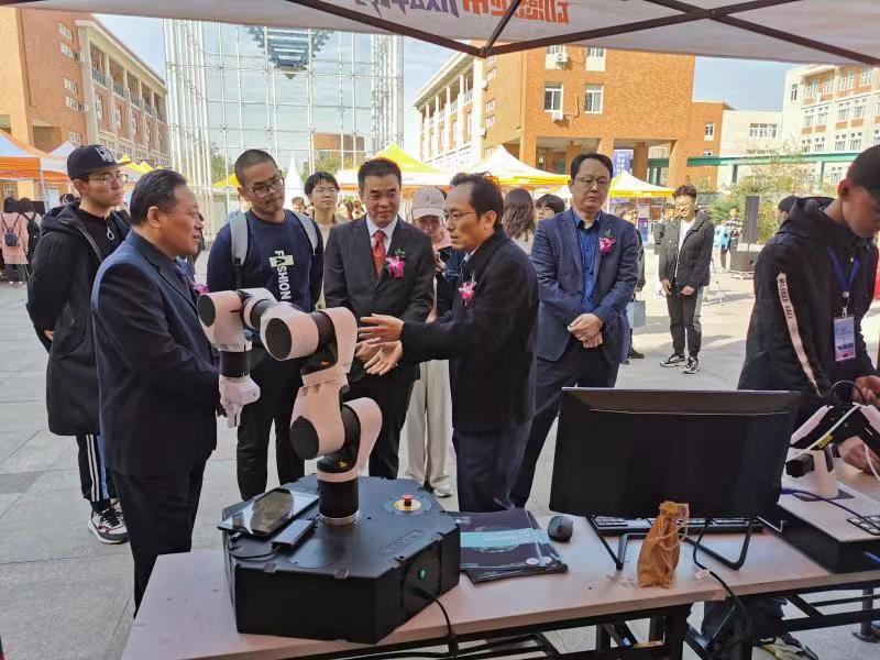 河南省人工智能展覽館參加鄭州大學第四屆科普開放日活動