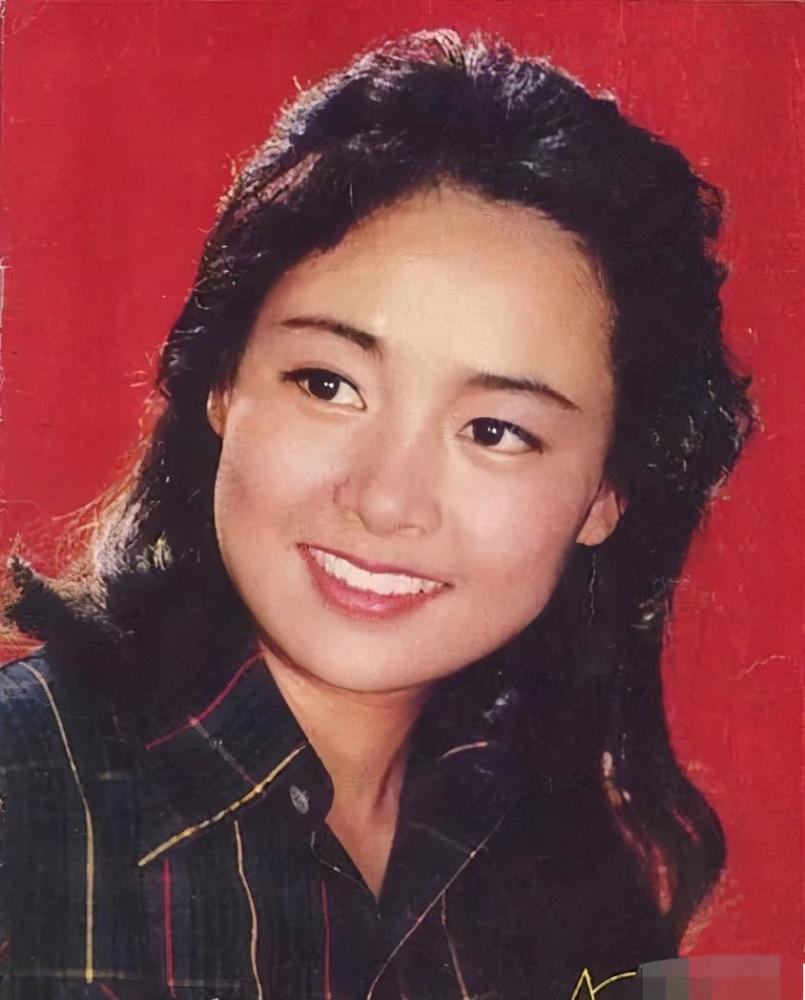 而后张瑜转行当制片人,在1995年拍摄自己的第一部电影《太阳有耳》,该