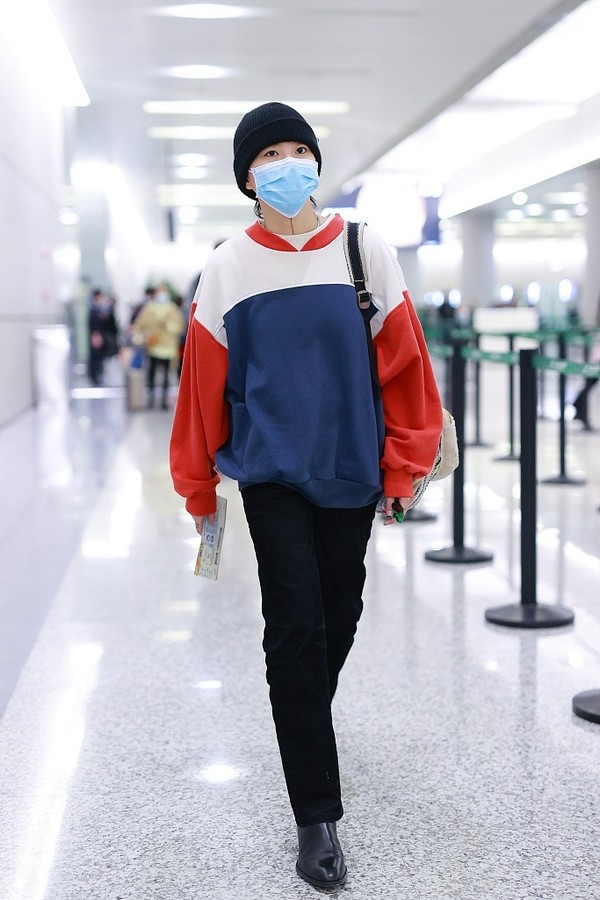 窦靖童这次的造型完全不会让人感觉到夸张,时髦度刚刚好,她的身高真是