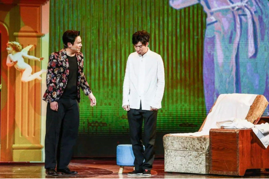 大学毕业之后,因为一段喝酒的表演,沈腾被导演赏识,因而进入了开心