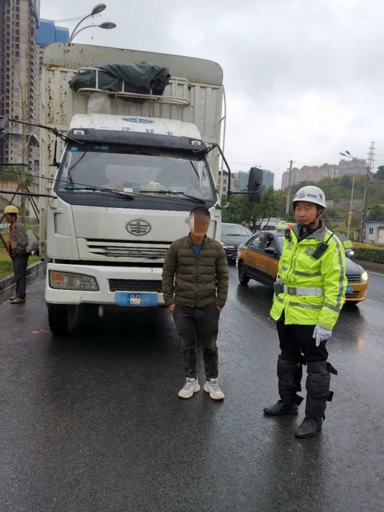 交警严查货车司机违法行为保障道路交通安全一线微观