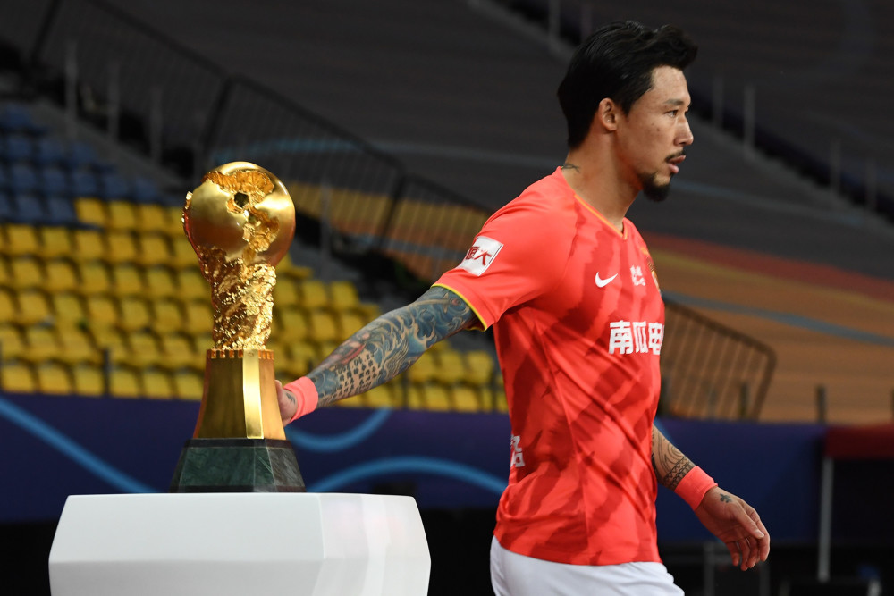 不怕魔咒张琳芃进入球场前摸了摸中超冠军奖杯