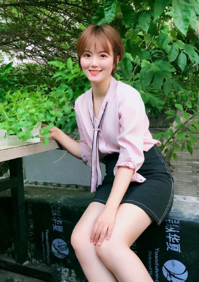 cctv5美女主持人高菡和邓亚萍搭档解说,你觉得她的表现如何