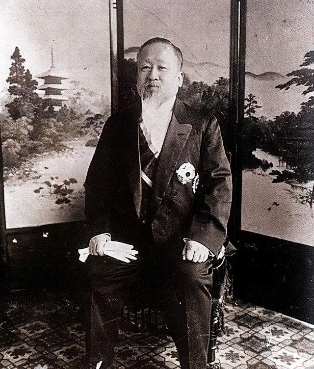 在日本的支持下,1897年10月12日,朝鲜王朝第26代国王李