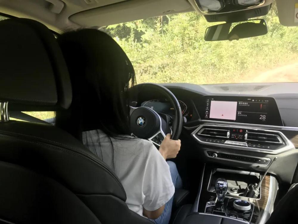 车都还没开出几百米,酒店大门都还没出,宝马x5就已经打动了这一位平时