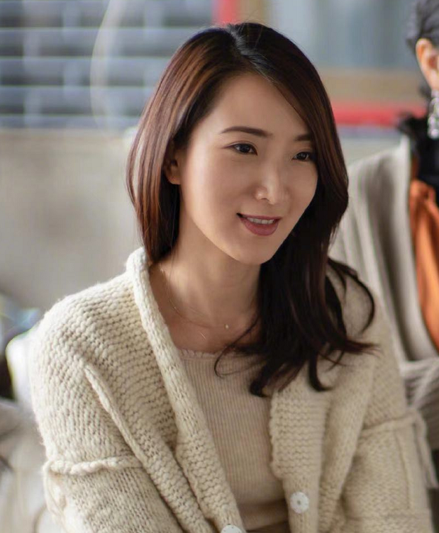 许婧与男友分离一个半月难掩思念,深夜晒照感慨:有人疼有人爱真好