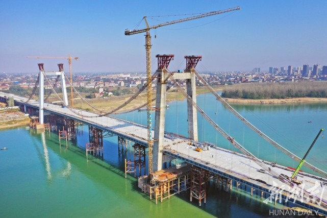 益阳青龙洲大桥初显雄姿