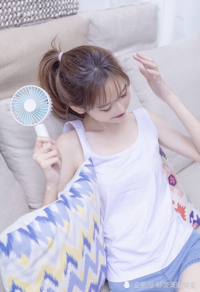 小姐姐一件白色小背心夏天尽显女性魅力满满青春的活力