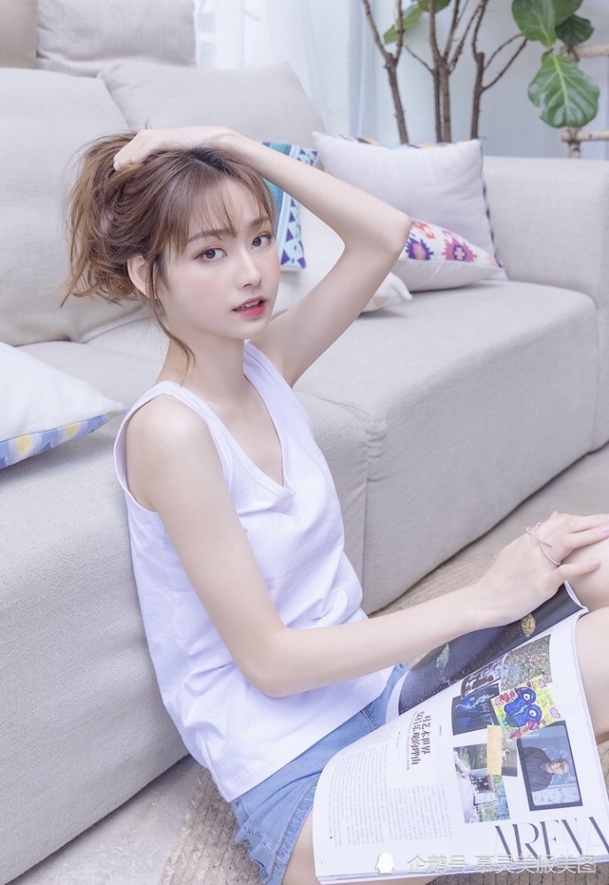 小姐姐一件白色小背心夏天尽显女性魅力满满青春的活力