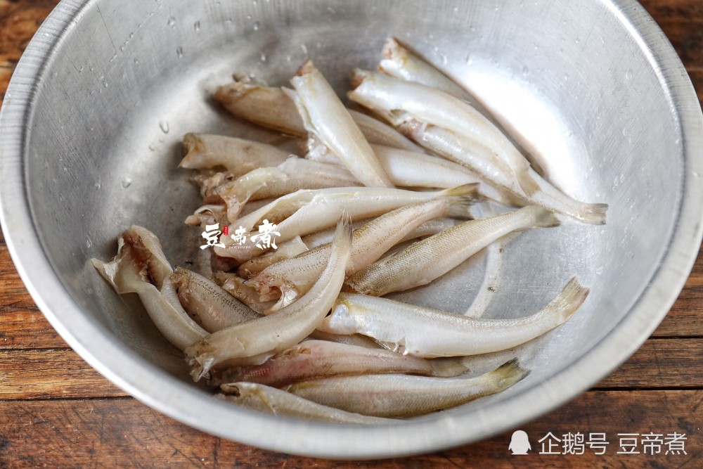 食材:沙梭魚1000克,鹽1匙,白胡椒粉少許,油炸粉半袋椒鹽沙丁魚在現今