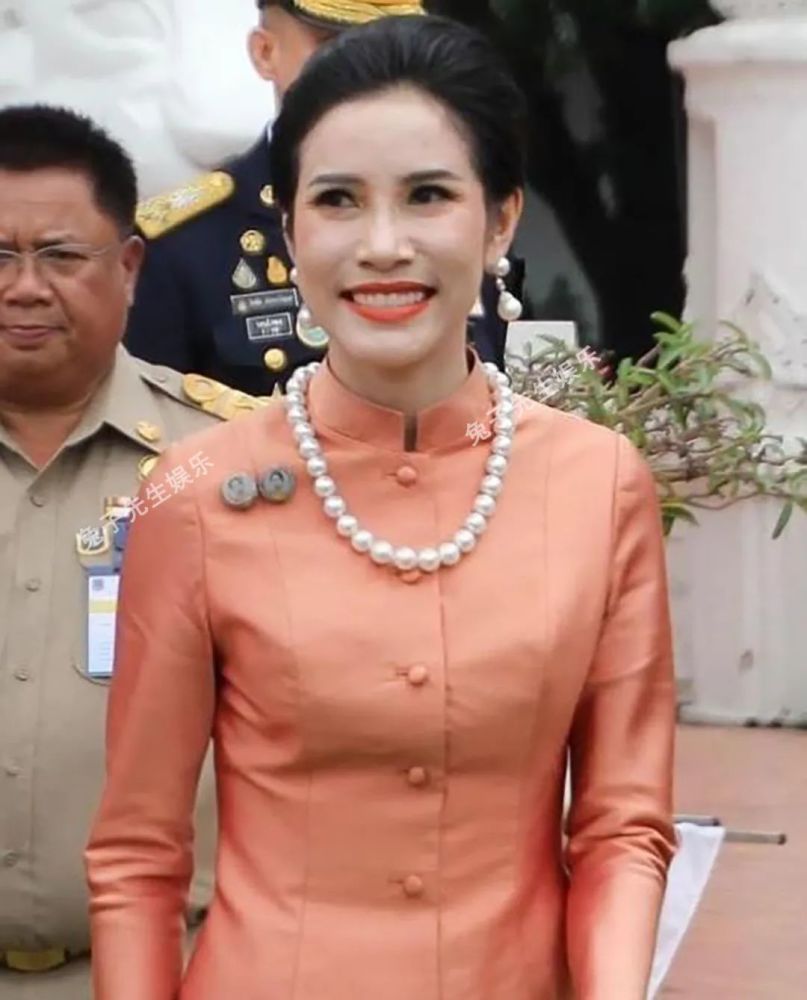泰王贵妃受泰王器重,戴"黑珍珠"耳环彰显宠爱,贵气感直逼王后