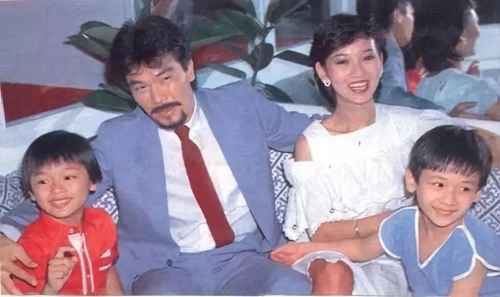可以说,黄锦燊出现的时候是赵雅芝最艰难也是最难堪的时期,他的出现在