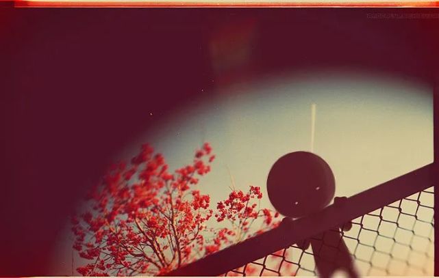 插画中的孤单小人,像极了偶尔失落的我们,让人心生同情