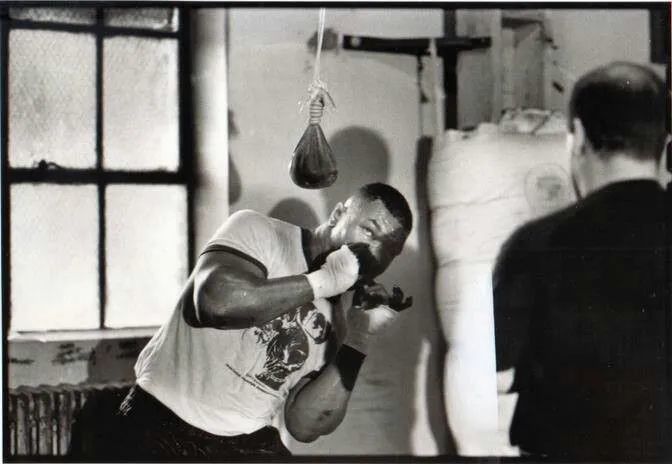 掌握闪躲袋和重沙袋迈克·泰森的前教练凯文·鲁尼把这个闪躲球纳入了