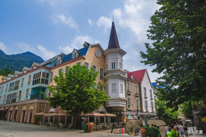 白鹿镇如今,重建后的白鹿法式小镇凤凰涅槃,采用中世纪法式建筑风格