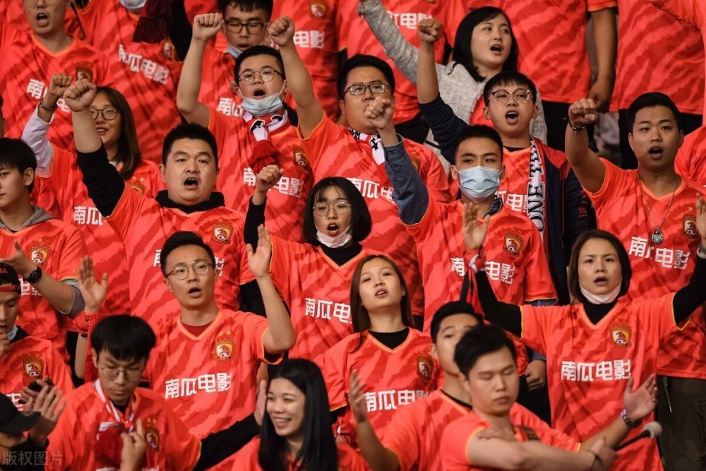 广州恒大输球之后冠军球迷竟然丢弃球衣输不起