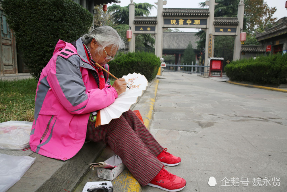 77岁扇子奶奶书院门画扇面街头画画图开心还能挣个纸墨钱