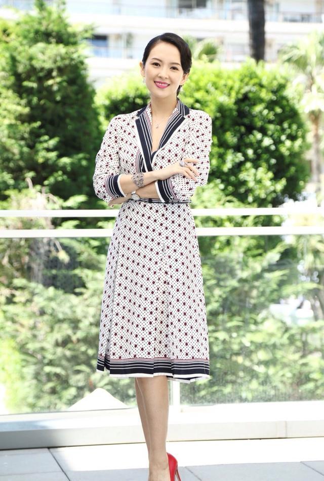 章子怡真是人生赢家穿菱形连衣裙配复古盘发美得高贵优雅