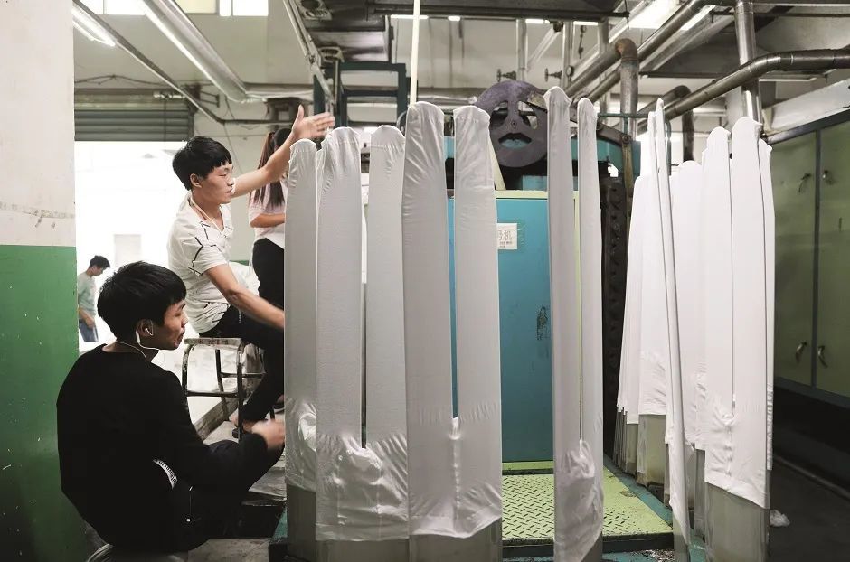 (义乌的一家丝袜工厂.图/视觉中国)