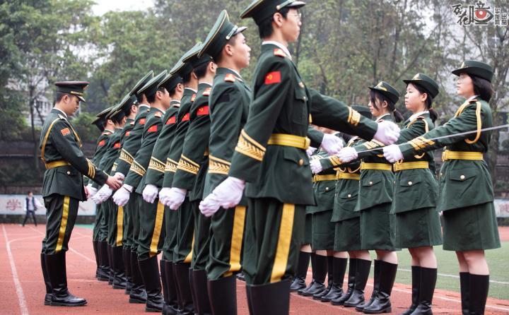 原天安门国旗班战士亲训的校园国旗护卫队向你走来_腾讯新闻