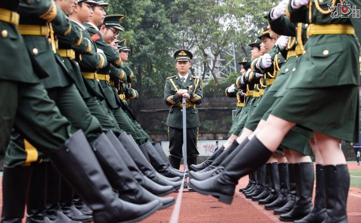 原天安门国旗班战士亲训的校园国旗护卫队向你走来