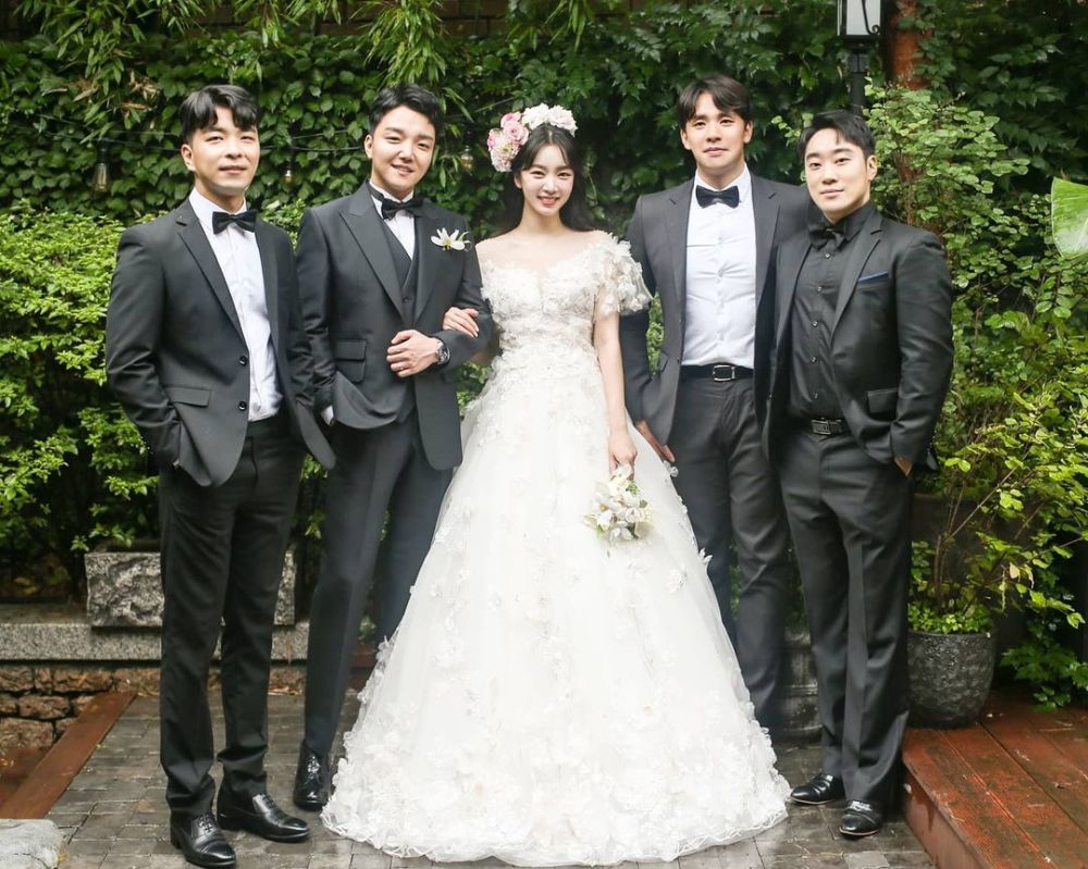 34岁裴涩琪结婚婚礼现场首曝光与老公甜蜜对视灿笑超恩爱