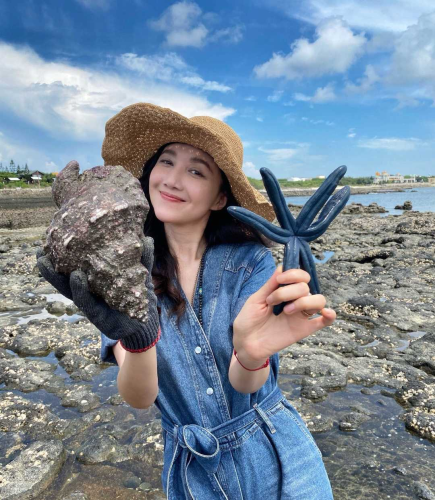 朱孝天带老婆出游秀恩爱,韩雯雯穿连体裤配草帽,气质太出众