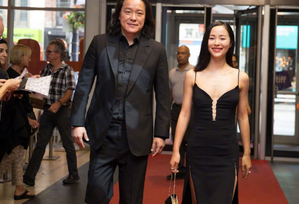 江一燕与赵汉唐看房车靠男方肩膀关系暧昧之前被曝隐婚生子