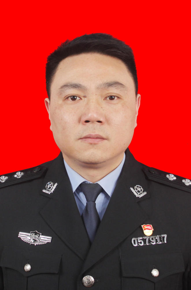 十佳刑警雅安雨城战警刑侦尖刀徐宗勇部队警队锤炼忠诚勇敢的警察本色