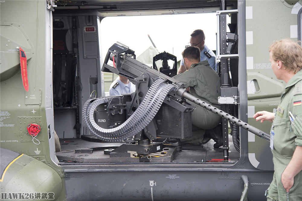 黑鹰直升机舱门机枪图片