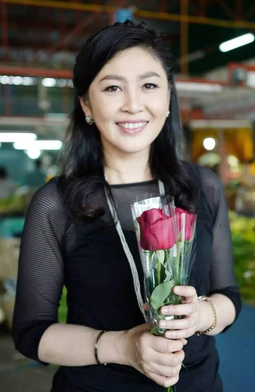 53岁泰国前总理英拉气质真好,穿搭堪称女强人典范,优雅又耐看