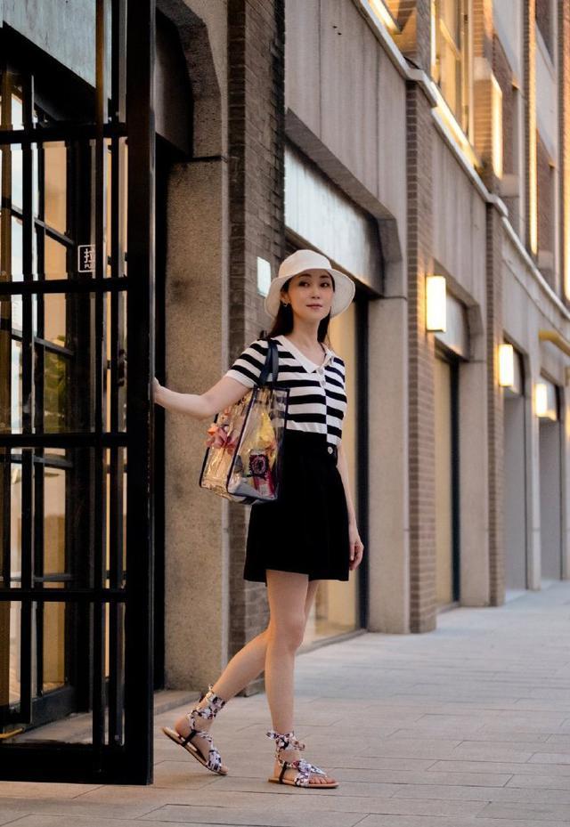 太羡慕万绮雯的腿型了,穿短裤秀大长腿,49岁美得像25岁