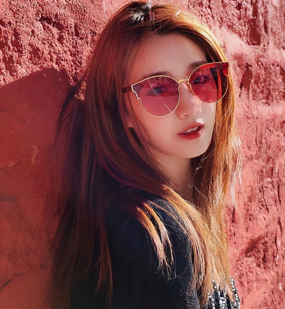 心动的信号:希希深夜发男友视角,墨镜反光映出人影,彭措别藏了