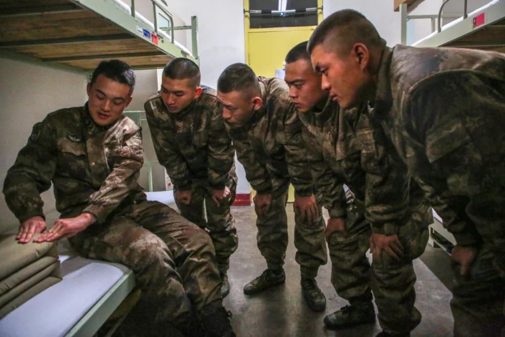 揭秘在新兵眼中他们的班长是这样