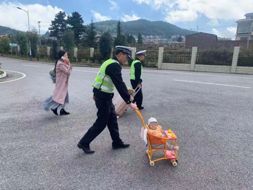 北青网综合|暖新闻丨暖心！交警化身“奶爸” 您见过吗？