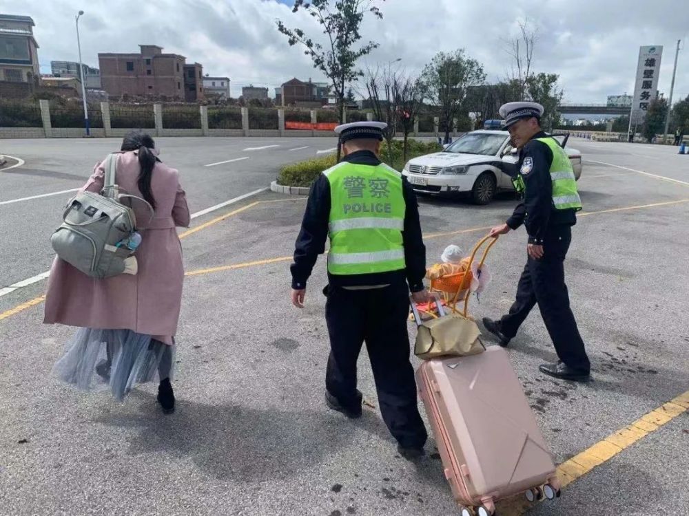 北青网综合|暖新闻丨暖心！交警化身“奶爸” 您见过吗？