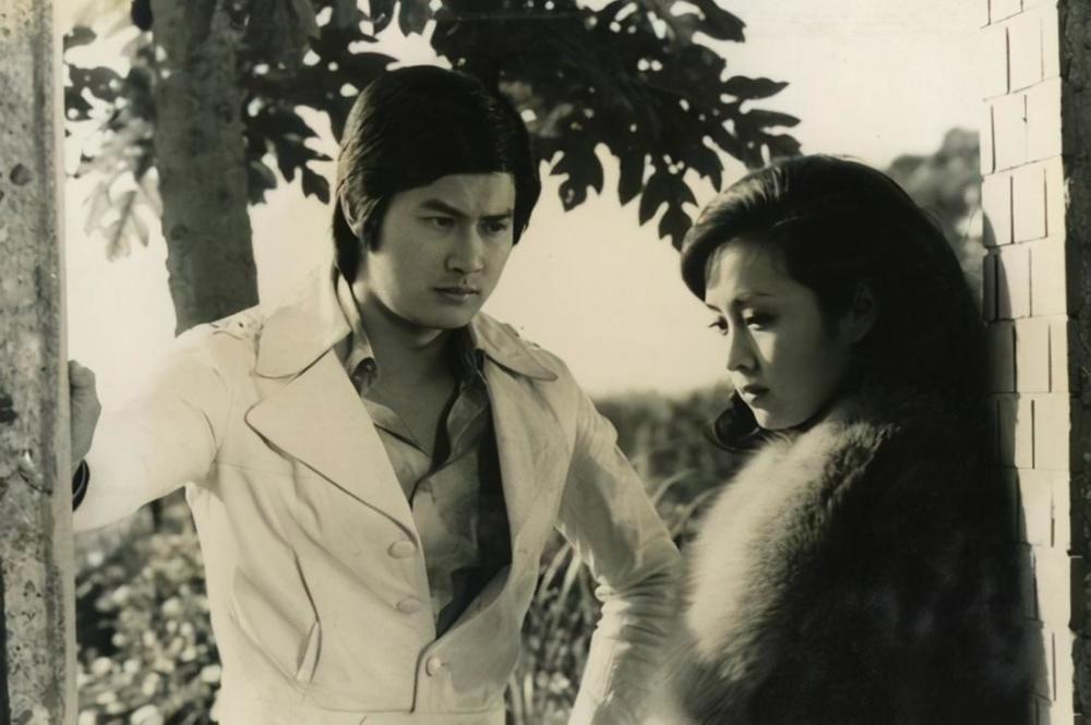 "琼女郎"甄珍:谢贤的发妻,因被人狂追而提出离婚,今后悔莫及_腾讯新闻