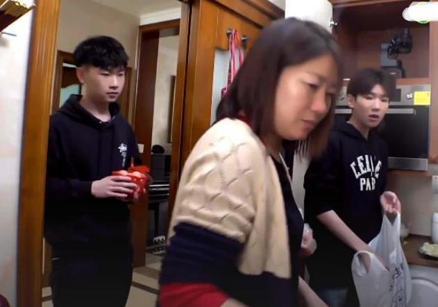 王源对妈妈拽英文用词差点乱了辈分被妈妈用方言教训皮痒了